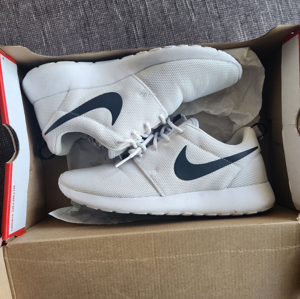 White Nike Roshers